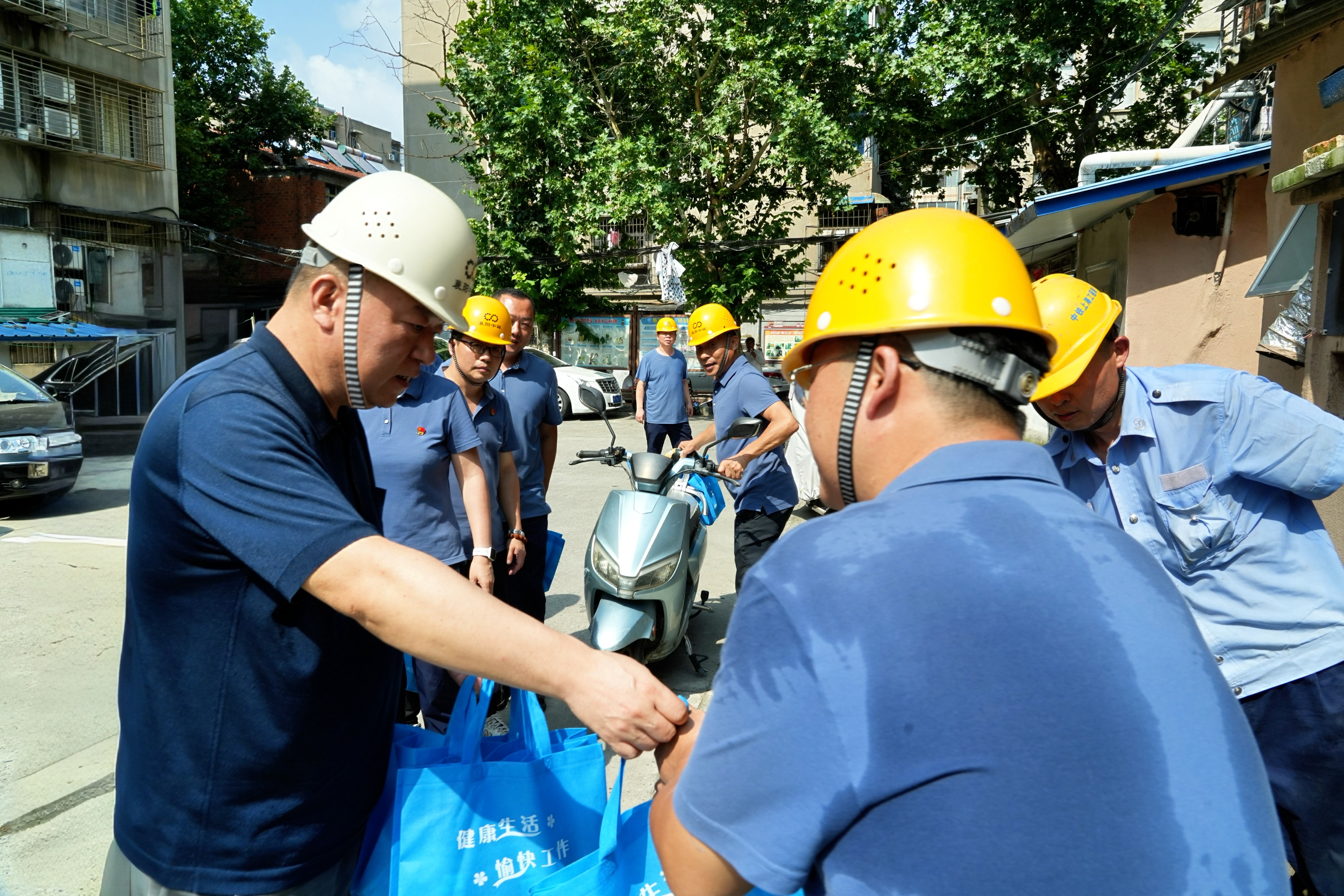 高溫下你在堅(jiān)守  酷暑里我送清涼  ——襄陽(yáng)中環(huán)水務(wù)有限公司工會(huì)開展“送清涼” 慰問(wèn)一線職工活動(dòng)